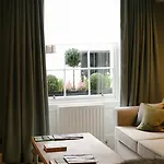 Nira Caledonia אדינבורו