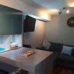 Lovely 2 Bedroom B-listed Converted Whisky Bond Апартаменты *