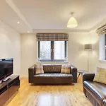 Apartment *amazing Location!*in Heart Of The City. 2br & Cot