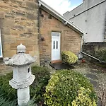 Cosy & Bright Semi-detached House Appartamento Edimburgo