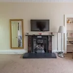 Beautiful 2 Bed 2 Bath Flat Overlooking Meadows Park Apartman