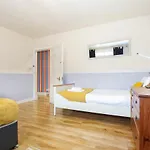 Beautiful 4 Bedroom - Free Parking *