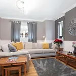 Feriehus Beautiful 4 Bedroom - Free Parking