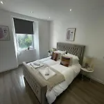 Stylish & Comfortable Ground Floor House - Main Door Private Entrance - Free Parking & Garden Διαμέρισμα *