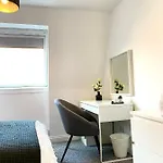 Semesterbostad 3 Bedroom - 2 Bathroom Townhouse In Corstorphine Near Murrayfield Stadium - Direct Bus To Centre In 20 Minutes - Two Private Parking Spaces - Private Sunny Garden - Recently Refurbished Edinburg