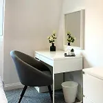 3 Bedroom - 2 Bathroom Townhouse In Corstorphine Near Murrayfield Stadium - Direct Bus To Centre In 20 Minutes - Two Private Parking Spaces - Private Sunny Garden - Recently Refurbished * Edinburg