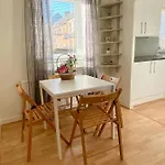 Cosy 2 Bedroom With Free Parking Near