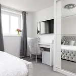 Joivy Elegant Flat With Balcony