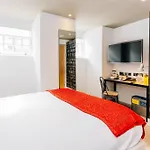 Stay Central Hotel מלון
