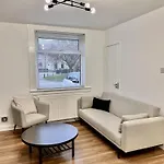 Modern 2 Bedroom In Free Parking *
