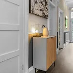 Elegant 2bed-central -by Homes *