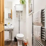 The Holyrood Park Hideaway Is A Lush & Arty 2 Double Bed Edimburgo