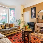 The Holyrood Park Hideaway Is A Lush & Arty 2 Double Bed Apartamento *