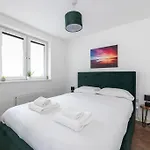 Stunning 1 Bd Flat In Lochend Park With A Patio דירה *