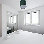 Stunning 1 Bd Flat In Lochend Park With A Patio