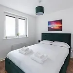 דירה Stunning 1 Bd Flat In Lochend Park With A Patio אדינבורו