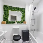 Stunning 1 Bd Flat In Lochend Park With A Patio *