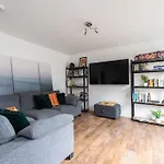 Stunning 1 Bd Flat In Lochend Park With A Patio דירה