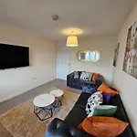 2 Bed Apt, 4 Beds With Parking *