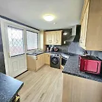 4 Bed House With 6 Beds * אדינבורו