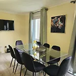 4 Bed House With 6 Beds אדינבורו