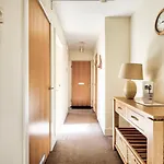 Guestready - Bright Near New Town Appartement