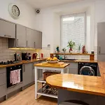 Spacious 2 Bedroom House Near The Meadows
