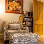 Spacious 2 Bedroom House Near The Meadows *