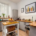 公寓 Spacious 2 Bedroom House Near The Meadows