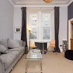 Spacious 2 Bedroom House Near The Meadows 아파트 *