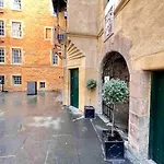 16th Century Courtyard On The Royal Mile * Edinburgh
