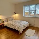 Modern And Spacious With Large Garden Дом отдыха Эдинбург