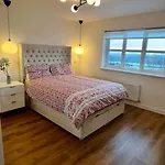 Modern And Spacious With Large Garden Дом отдыха Эдинбург