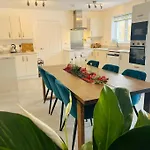 Modern And Spacious With Large Garden