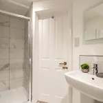 Superb Two Bedroom 2 Bathroom Morningside *