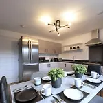 Luxury 4 Bedroom Townhouse With Free Parking Lejlighed