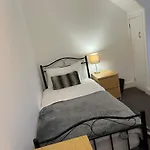 4 Bed Near Airport Дом отдыха *