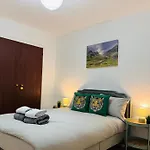 Immaculate Central Flat Near Edinburgh Castle With Free Private Parking