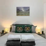شقة Immaculate Central Flat Near Edinburgh Castle With Free Private Parking إدنبرة