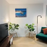 Immaculate Central Flat Near Edinburgh Castle With Free Private Parking
