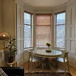Lägenhet Two-bed In Vibrant Stockbridge, Edinburg