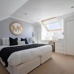 Centre House - 5 Bedrooms - Sleeps 9 - Parking