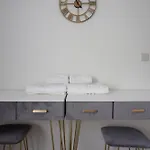 Vakantiehuis Centre House - 5 Bedrooms - Sleeps 9 - Parking