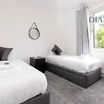 Cosy 2 Bed West End - Easy Public Transport, Minutes From Corn Exchange, Supermarket&café Within Walking Distance *