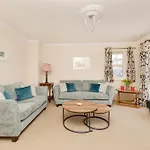 Charming 2-bedroom - Ground Floor *