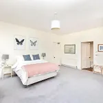 Charming With 2-bathroom And Private Entrance דירה אדינבורו