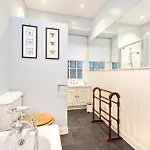 Charming With 2-bathroom And Private Entrance * אדינבורו