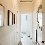 Chic Flat Close To Edinburgh, Airport, & Zoo 아파트