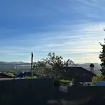Self-contained Ground Level With Hill View Apartamento