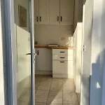 Self-contained Ground Level With Hill View 公寓